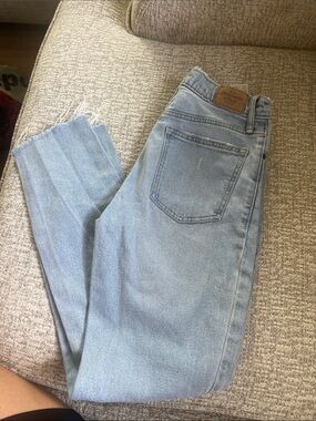 Abercrombie & Fitch Light Wash High-Rise Straight Jeans zise 25R